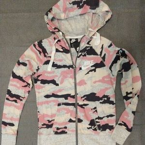 Woman’s Nike XS camo zip up